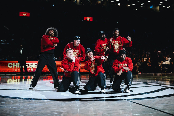 一人负责压 一人负责压